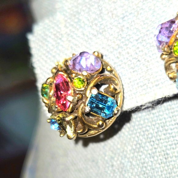 Hollycraft Signed VTG 1953 Multicolored Pastel Rhinestone Screw Back Earrings - Picture 4 of 12